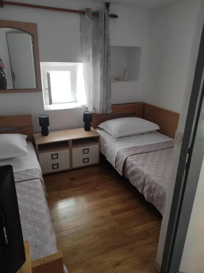 Sara Apartment Trogir 0*,